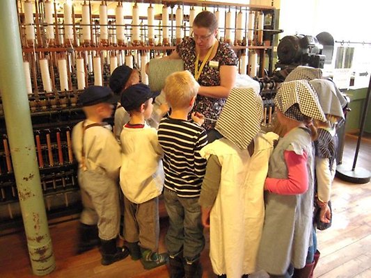 Barn i spinneriet på Rydals museum