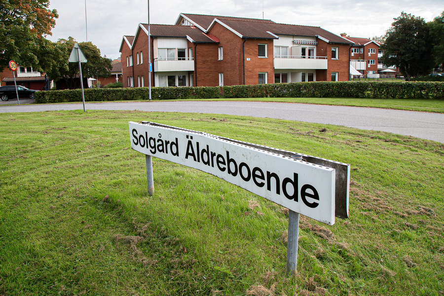 En skylt med texten "Solgård Äldreboende".