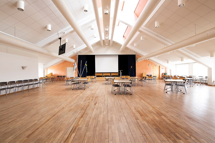 Abbotsalen, en stor sal med scen som rymmer 150 sittande personer.